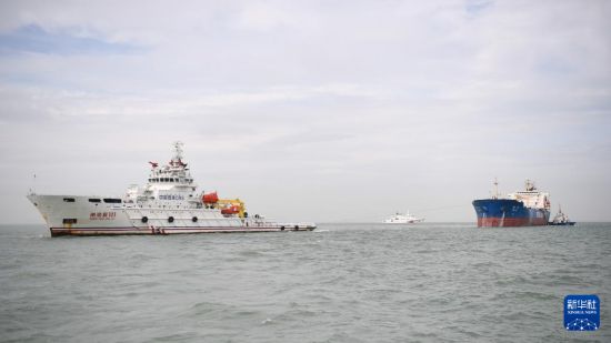   11月9日，應(yīng)急救援力量在演習(xí)中拖帶船只。新華社記者 鄧華 攝