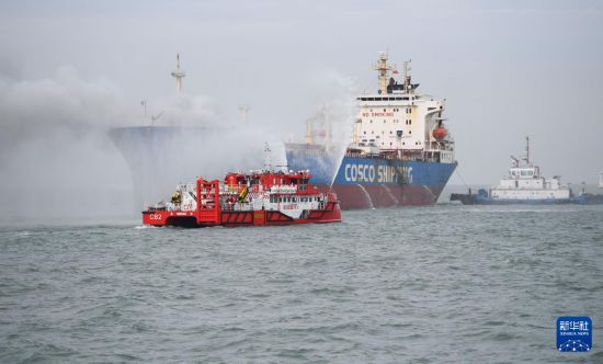   11月9日，香港應(yīng)急救援力量在演習(xí)中滅火。新華社記者 鄧華 攝