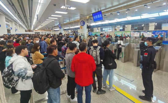 不少香港旅客經(jīng)深圳各口岸到其他大灣區(qū)城市游玩。黃俊生攝