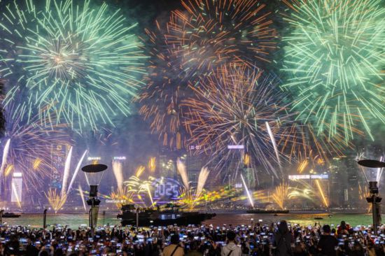 跨年夜，市民旅客在香港維多利亞港一起倒數(shù)，迎接2025年。香港旅游發(fā)展局供圖