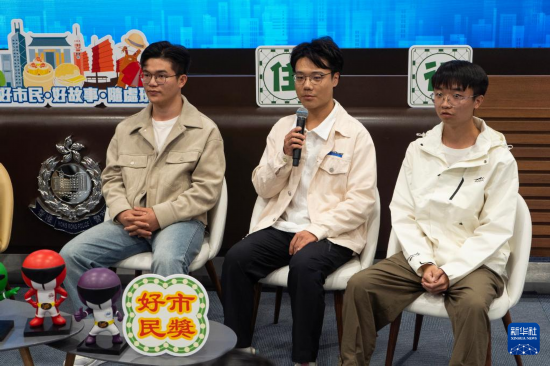   2月17日，何金淼（左）、溫建彬（右）和王皓霖在香港灣仔警察總部接受媒體采訪。新華社發(fā)（龍鏡伊攝）