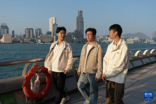   2月17日，在香港灣仔海濱長(zhǎng)廊拍攝的何金淼（中）、溫建彬（右）和王皓霖。新華社發(fā)（龍鏡伊攝）