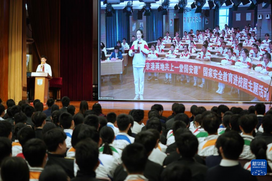   4月9日，在“京港兩地共上一堂國安課”活動上，香港培僑中學(xué)學(xué)生通過視頻連線和北京人大附中分校學(xué)生互動交流。新華社發(fā)（王申攝）