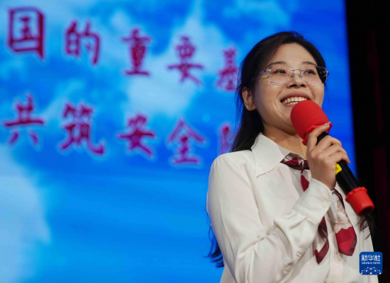   4月9日，在香港培僑中學(xué)，北京人大附中分校教師高維陽以“守護(hù)文明星火 共筑安全防線”為主題，為學(xué)生講解國家安全相關(guān)內(nèi)容。新華社發(fā)（王申攝）