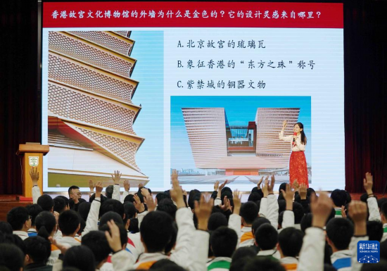   4月9日，在香港培僑中學(xué)，北京人大附中分校教師高維陽在活動上提出活躍氣氛的問題，學(xué)生踴躍舉手回答。新華社發(fā)（王申攝）