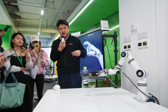 4月23日，他山科技CEO馬揚(yáng)展示公司產(chǎn)品在機(jī)器人領(lǐng)域的應(yīng)用。新華社記者 梁旭 攝
