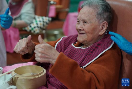 5月24日，在香港松悅園耆和護養(yǎng)院，老人家對“茶樓”的餐飲服務(wù)贊不絕口。新華社發(fā)（王申 攝）