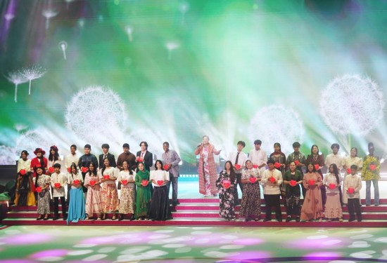 6月30日，“星耀紫荊慶回歸”晚會(huì)在香港體育館上演。新華社發(fā)（王申攝）