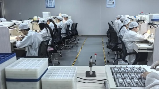 8月3日，在衡陽船山時(shí)間谷鐘表產(chǎn)業(yè)園內(nèi)，湖南正大鐘表制造有限公司員工在車間組裝手表零部件。新華社記者 馬欣然 攝