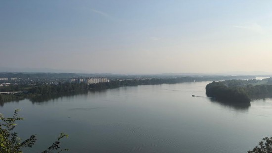 這是8月1日在常德桃花源風(fēng)景區(qū)奇觀亭內(nèi)拍攝的沅江風(fēng)貌。新華社記者 馬欣然 攝