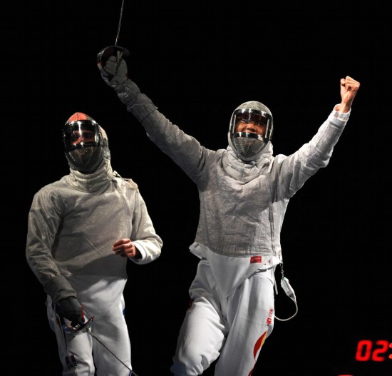 2008年8月12日，中國(guó)選手仲滿(mǎn)（右）在北京奧運(yùn)會(huì)男子佩劍個(gè)人決賽中戰(zhàn)勝法國(guó)選手尼古拉·洛佩，獲得冠軍。新華社發(fā)（資料照片）