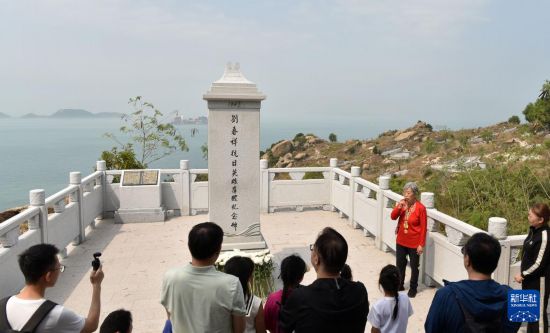 　　在香港新界屯門龍鼓灘的劉春祥抗日英雄群體紀(jì)念碑前，90歲的抗日老戰(zhàn)士林珍為人們講述中國共產(chǎn)黨領(lǐng)導(dǎo)下的東江縱隊港九獨(dú)立大隊的故事（2025年3月15日攝）。新華社記者 陳鐸 攝