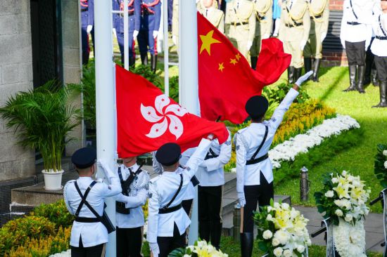 9月3日，在香港舉行的中國(guó)人民抗日戰(zhàn)爭(zhēng)暨世界反法西斯戰(zhàn)爭(zhēng)勝利80周年紀(jì)念儀式上，升旗隊(duì)將中華人民共和國(guó)國(guó)旗和香港特別行政區(qū)區(qū)旗升起。新華社記者 朱煒 攝