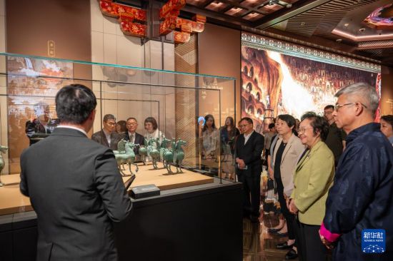 　　10月6日，嘉賓在澳門保利美高梅博物館“絲路”大展參觀。新華社發(fā)