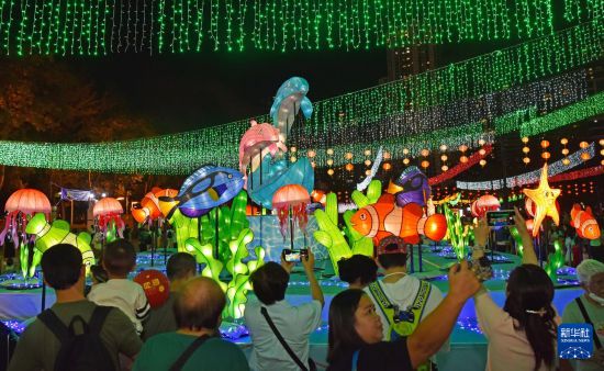 　　10月6日，市民在香港維多利亞公園欣賞中秋彩燈。新華社記者 陳鐸 攝