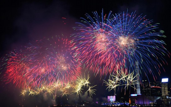 10月1日，香港國慶煙花匯演在維多利亞港舉行。新華社記者 陳鐸 攝