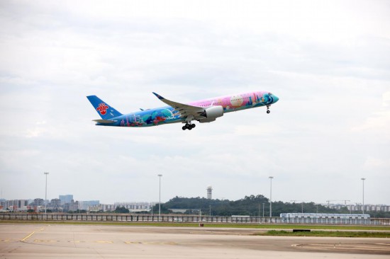 9月19日下午，中國南方航空首架十五運(yùn)會(huì)主題彩繪飛機(jī)“活力灣區(qū)號”首航。新華社發(fā)