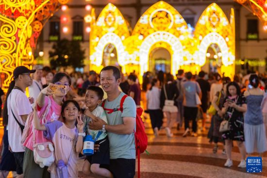 10月6日，游客在澳門議事亭前地游覽、拍照。新華社發(fā)（張金加攝）