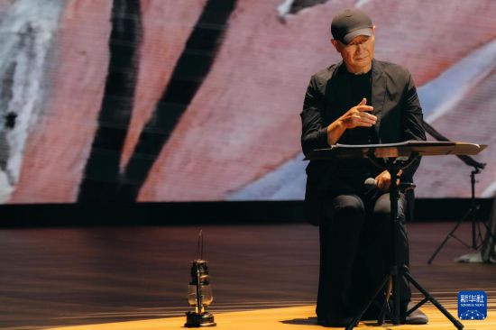 10月6日，知名作曲家譚盾在《消失的藏經(jīng)洞》音樂會上。新華社發(fā)