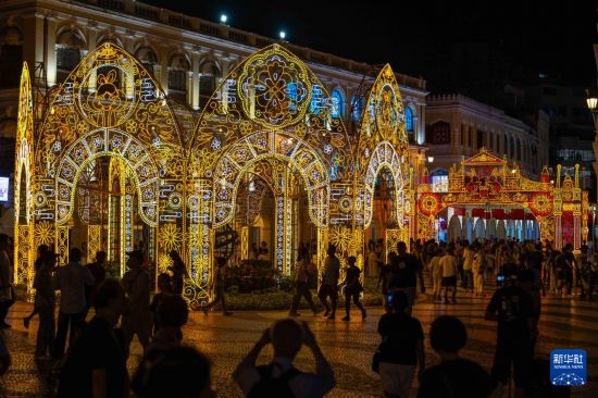 10月6日，游客在澳門議事亭前地游覽。新華社發(fā)（張金加攝）