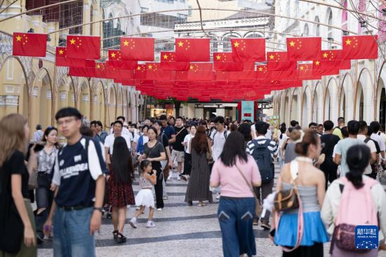 10月6日，游客在澳門議事亭前地游覽。新華社發(fā)（張金加攝）