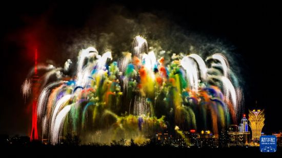 10月1日，第33屆澳門國際煙花比賽匯演上演。新華社發(fā)（張金加攝）