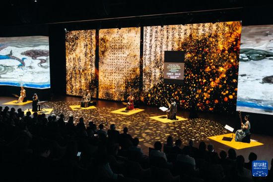 10月6日拍攝的《消失的藏經(jīng)洞》音樂會現(xiàn)場。新華社發(fā)