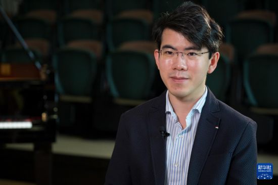 　　7月25日，沈靖韜在香港演藝學(xué)院接受采訪。新華社記者 朱煒 攝