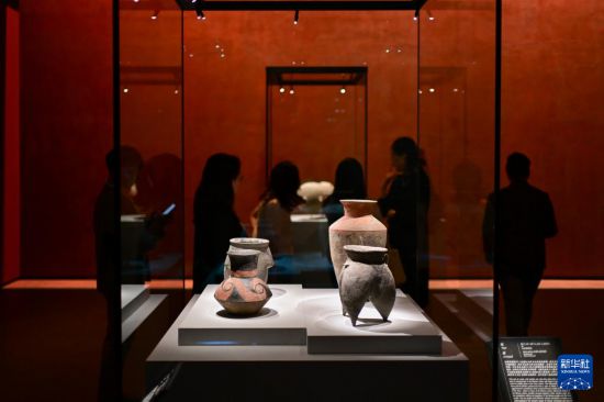 　　2024年9月24日，媒體人員在香港故宮文化博物館“中華文明溯源”特展媒體預展上參觀。新華社記者 朱煒 攝