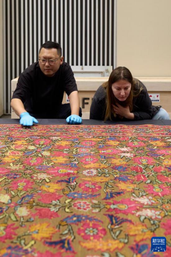 　　2025年6月12日，工作人員在香港故宮文化博物館布置“天方奇毯——伊斯蘭與世界文明的交織”展覽。新華社發(fā)（香港故宮文化博物館供圖）