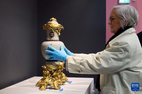 　　2024年12月9日，工作人員在香港故宮文化博物館布置“當紫禁城遇上凡爾賽宮──十七、十八世紀中法文化交流”特展。新華社發(fā)（香港故宮文化博物館供圖）