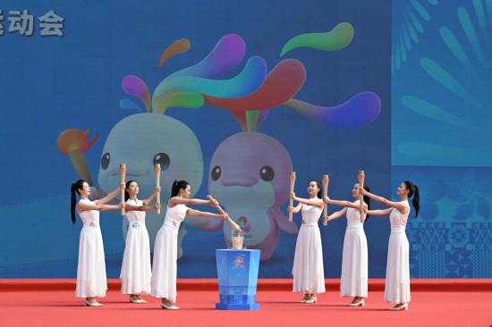 10月9日，采火少女點(diǎn)燃采火棒。當(dāng)日，中華人民共和國(guó)第十五屆運(yùn)動(dòng)會(huì)、全國(guó)第十二屆殘疾人運(yùn)動(dòng)會(huì)暨第九屆特殊奧林匹克運(yùn)動(dòng)會(huì)火種采集儀式在廣東省廣州市舉行。新華社記者 鄧華 攝