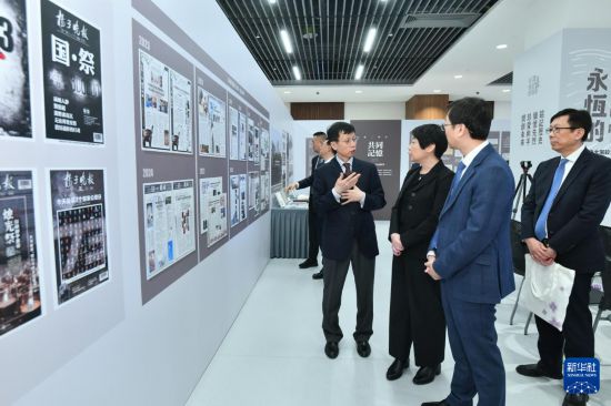 11月18日，嘉賓在“永恒的記憶”南京大屠殺文獻(xiàn)展上參觀。新華社發(fā)