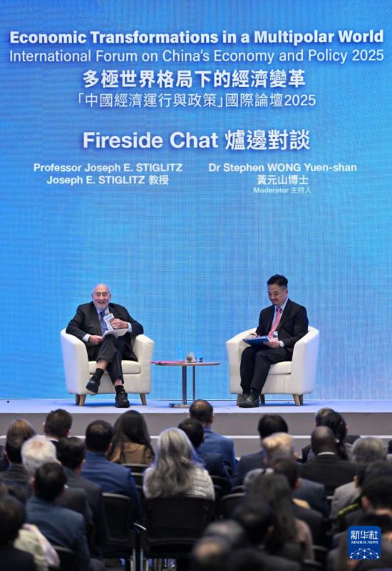 11月18日，諾貝爾經濟學獎得主約瑟夫·施蒂格利茨（左）參加“中國經濟運行與政策”國際論壇。新華社記者 陳鐸 攝