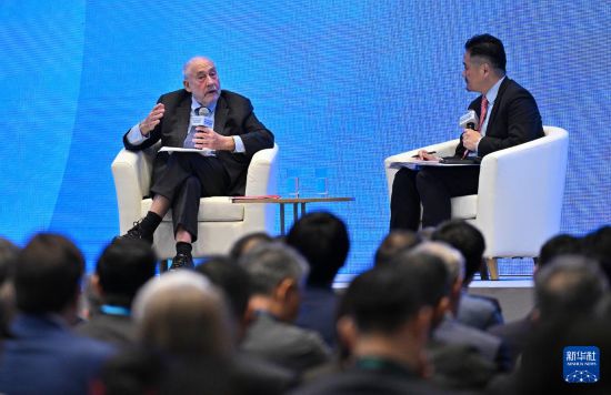 11月18日，諾貝爾經濟學獎得主約瑟夫·施蒂格利茨（左）參加“中國經濟運行與政策”國際論壇。新華社記者 陳鐸 攝