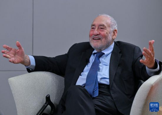 11月18日，諾貝爾經濟學獎得主約瑟夫·施蒂格利茨接受新華社記者專訪。新華社記者 陳鐸 攝