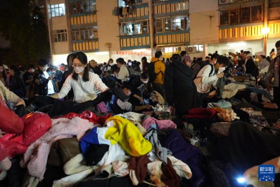 11月27日，義工在宏福苑附近向受火災(zāi)影響的市民派發(fā)物資。新華社發(fā)（呂小煒攝）