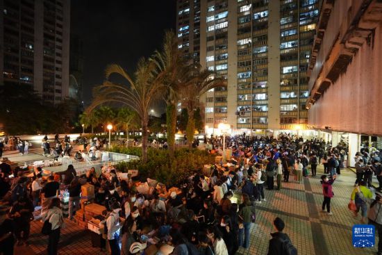 11月27日，義工在宏福苑附近向受火災(zāi)影響的市民派發(fā)物資。新華社發(fā)（呂小煒攝）