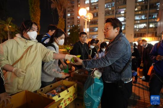  11月27日，義工在宏福苑附近向受火災(zāi)影響的市民派發(fā)物資。新華社發(fā)（呂小煒攝）
