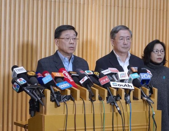 11月27日，香港特區(qū)行政長官李家超（左）在政府總部會見傳媒介紹最新進(jìn)展。新華社發(fā)（許朗軒攝）