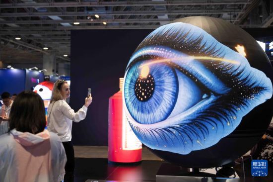 12月4日，與會者在2025全球智能機械與電子產(chǎn)品博覽會上參觀。新華社發(fā)