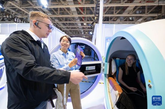 12月4日，與會者在2025全球智能機械與電子產(chǎn)品博覽會上參觀。新華社發(fā)