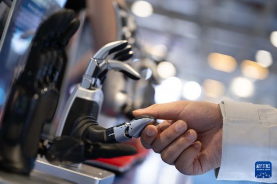 12月4日，與會者在2025全球智能機械與電子產(chǎn)品博覽會上參觀。新華社發(fā)