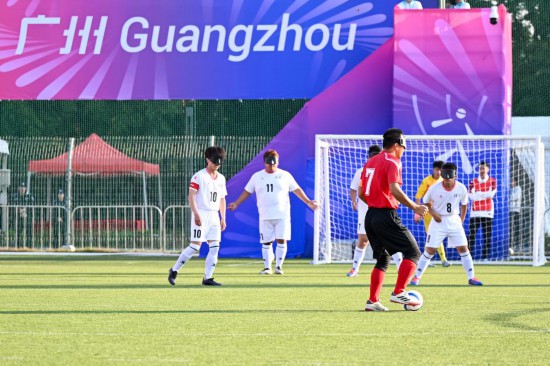 12月8日，在全國第十二屆殘疾人運動會暨第九屆特殊奧林匹克運動會盲人足球項目男子組小組賽中，福建隊4:0戰(zhàn)勝河南隊。新華社記者 陳浩明 攝