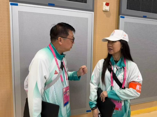 曾松輝（左）和羅美玲交接工作。新華社記者 胡佳麗 攝