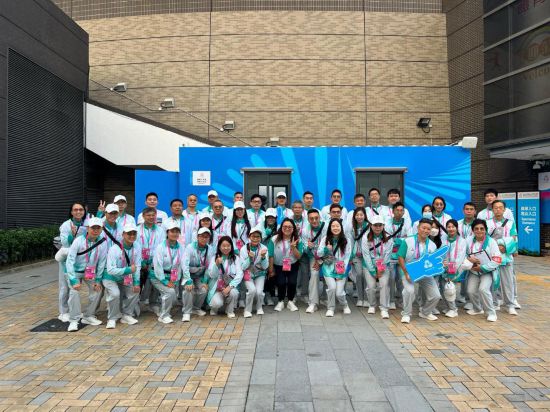 義工們在馬鞍山體育館前合影。受訪者供圖