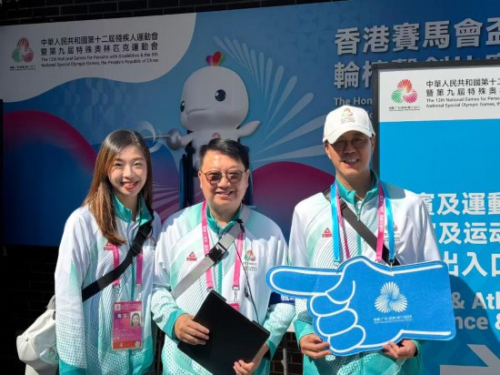 曾松輝（中）和義工伙伴們合影。新華社記者 胡佳麗 攝