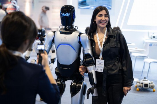 12月4日，與會者在2025全球智能機械與電子產品博覽會上參觀。新華社發(fā)