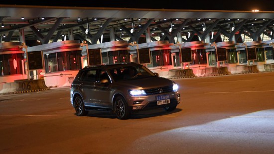 12月23日，來自廣東的私家車通過港珠澳大橋香港口岸。新華社記者 陳鐸攝