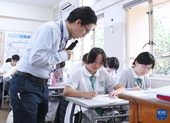 　　11月6日，香港培僑中學(xué)歷史教師穆家駿在上課。新華社記者 陳鐸 攝